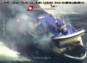 Nel fermo immagine di un video della Guardia Costiera le operazioni di soccorso alla Norman Atlantic, 28 dicembre 2014. ANSA/GUARDIA COSTIERA +++EDITORIAL USE ONLY - NO SALES+++